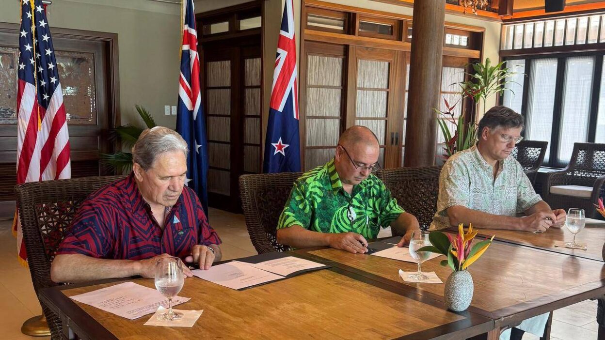 Winston Peters, Mark Brown and Christopher Landau sign the Penrhyn port agreement in Palau